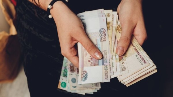 Центробанк объяснил, могут ли магазины выдавать сдачу заклеенными скотчем купюрами Центробанк объяснил, могут ли магазины выдавать сдачу заклеенными скотчем купюрами
