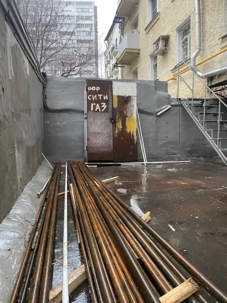 &laquo;Не согласны менять трубы &mdash; отключим газ&raquo;: жители сталинского дома в центре Москвы оказались в коммунальной осаде