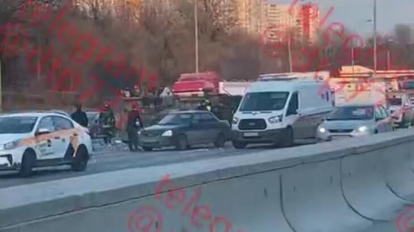Несколько автомобилей столкнулись на внутренней стороне 37-го километра МКАД Несколько автомобилей столкнулись на внутренней стороне 37-го километра МКАД