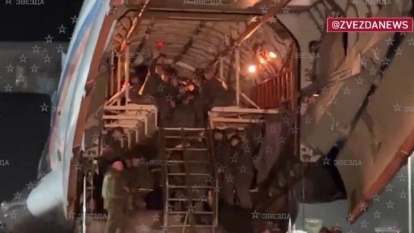 Самолет с вернувшимися из плена российскими военными приземлился в Москве Самолет с вернувшимися из плена российскими военными приземлился в Москве