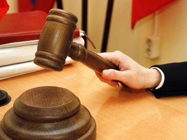 Коммунальщика осудили за падение сосульки на женщину, ослушавшуюся рабочих Коммунальщика осудили за падение сосульки на женщину, ослушавшуюся рабочих