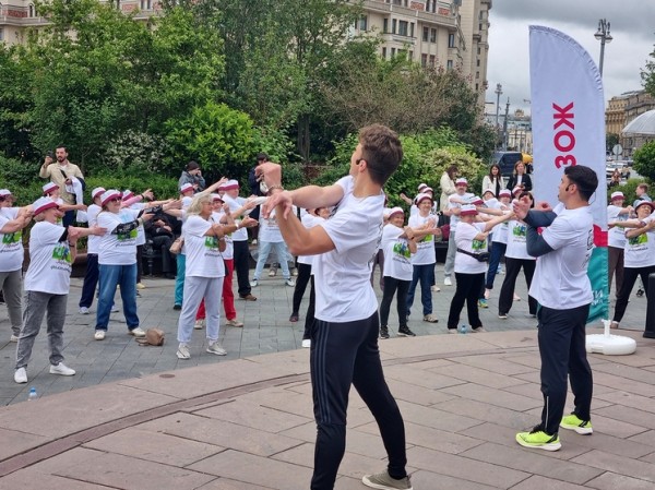 100 «долгожителей» сделали зарядку у Большого театра: чем еще удивляет проект для пожилых москвичей 100 «долгожителей» сделали зарядку у Большого театра: чем еще удивляет проект для пожилых москвичей