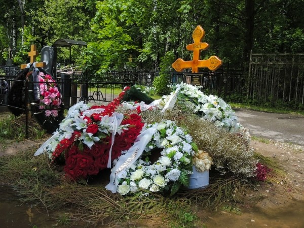 Посетитель кладбища умер в день рождения отца, которого пришел поминать Посетитель кладбища умер в день рождения отца, которого пришел поминать