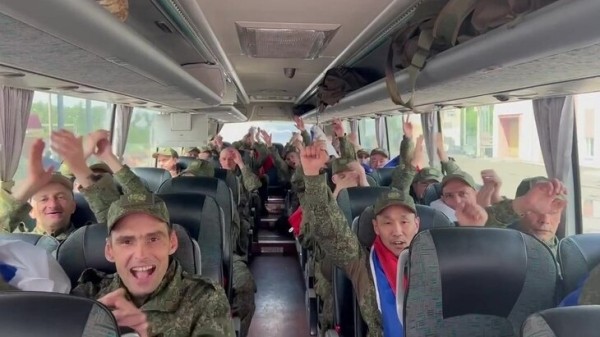 Третья группа возвращенных из украинского плена военных прибыла в Подмосковье Третья группа возвращенных из украинского плена военных прибыла в Подмосковье