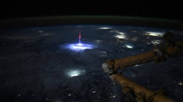Астронавт NASA сняла редкий "спрайт" с борта МКС Астронавт NASA сняла редкий "спрайт" с борта МКС
