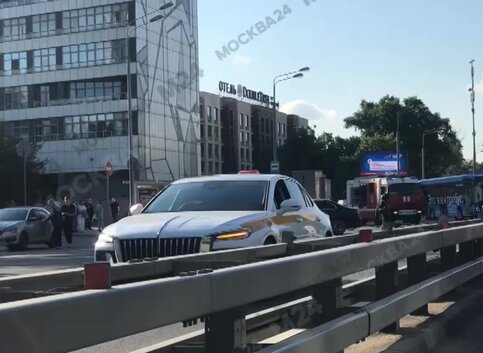 Движение на Ленинградском шоссе частично перекрыли из-за ДТП Движение на Ленинградском шоссе частично перекрыли из-за ДТП