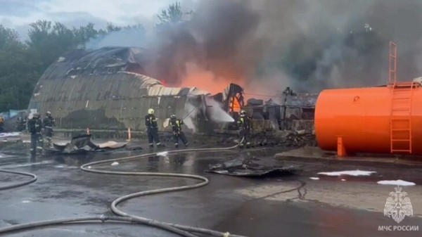 Пожар в ангаре в Санкт-Петербурге ликвидирован Пожар в ангаре в Санкт-Петербурге ликвидирован