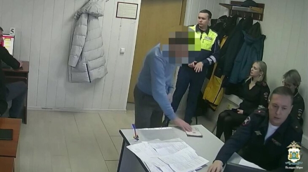 В Югре мужчина вклеил свое фото в чужие паспорта для сдачи экзаменов на права В Югре мужчина вклеил свое фото в чужие паспорта для сдачи экзаменов на права