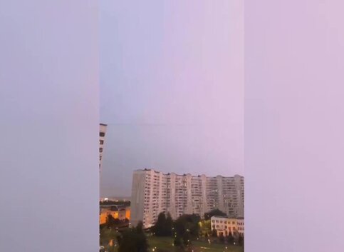 Мощная молния в небе над Москвой запечатлена на видео Мощная молния в небе над Москвой запечатлена на видео