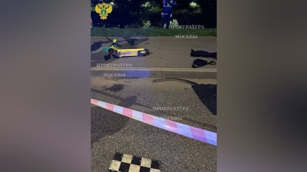 Подросток на самокате попал под автобус после столкновения со столбом в Москве Подросток на самокате попал под автобус после столкновения со столбом в Москве