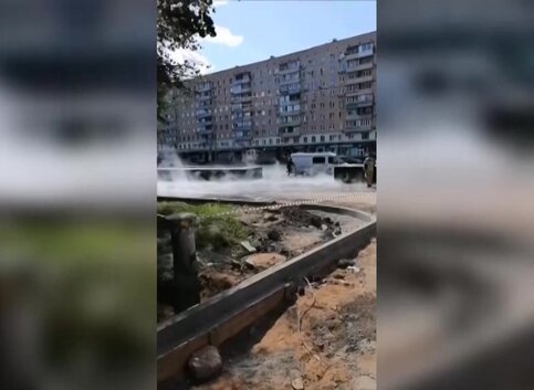 Трубу с горячей водой прорвало на Бутырской улице Трубу с горячей водой прорвало на Бутырской улице