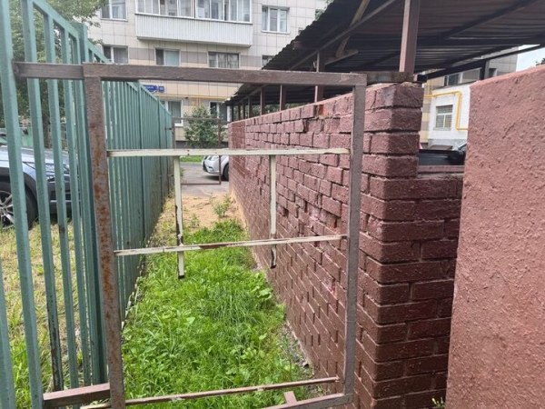 «Сразу жить хочется»: обычная московская мусорка стала местом странных перформансов «Сразу жить хочется»: обычная московская мусорка стала местом странных перформансов