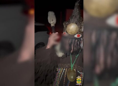 Шаманка в Краснодарском крае устроила "ритуал" перед инспекторами ДПС Шаманка в Краснодарском крае устроила "ритуал" перед инспекторами ДПС