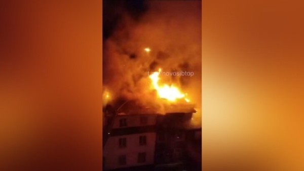 Деревянный многоквартирный дом загорелся в Новосибирске Деревянный многоквартирный дом загорелся в Новосибирске