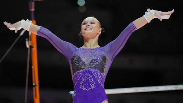 Гимнастка Мельникова получила в подарок три телефона и Лабубу на чемпионате мира Гимнастка Мельникова получила в подарок три телефона и Лабубу на чемпионате мира