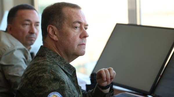 Медведев: улучшенные вооружения РФ усилят поражение целей противника Медведев: улучшенные вооружения РФ усилят поражение целей противника