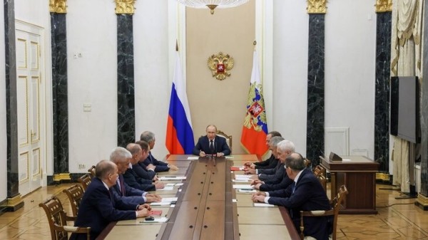 Ушаков сообщил, что Путин провел совещание с Совбезом РФ после разговора с Трампом Ушаков сообщил, что Путин провел совещание с Совбезом РФ после разговора с Трампом