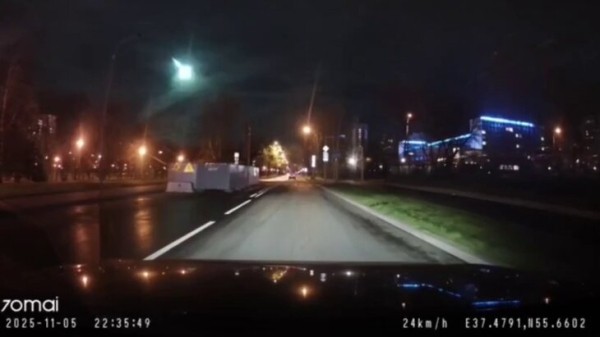 Летящий болид вновь заметили в небе над Москвой Летящий болид вновь заметили в небе над Москвой