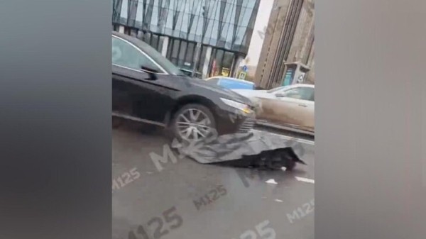 Мужчина на инвалидной коляске погиб под колесами двух авто в Москве Мужчина на инвалидной коляске погиб под колесами двух авто в Москве