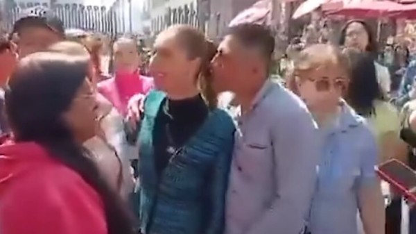 Неизвестный мужчина попытался поцеловать президента Мексики Неизвестный мужчина попытался поцеловать президента Мексики