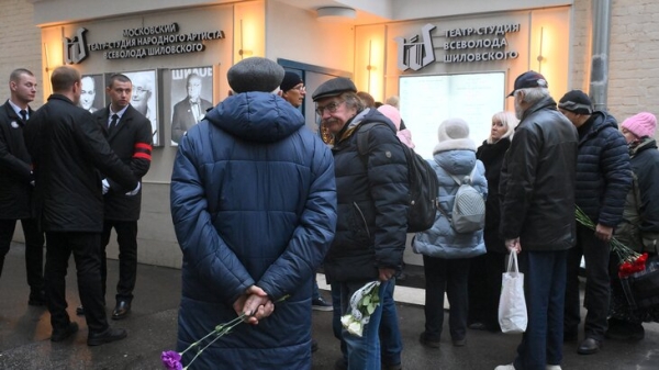 Прощание с народным артистом Всеволодом Шиловским началось в его театре-студии Прощание с народным артистом Всеволодом Шиловским началось в его театре-студии