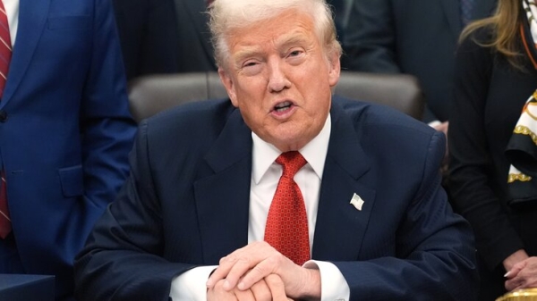 Трамп вновь появился на публике с тональным кремом на руке Трамп вновь появился на публике с тональным кремом на руке