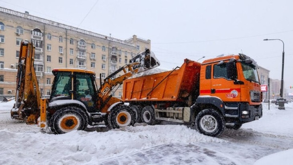 В Москве продолжают ликвидировать последствия мощного снегопада В Москве продолжают ликвидировать последствия мощного снегопада