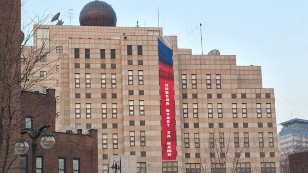 Министерство иностранных дел Южной Кореи потребовал от посольства Российской Федерации убрать баннер "Победа будет за нами" Министерство иностранных дел Южной Кореи потребовал от посольства Российской Федерации убрать баннер "Победа будет за нами"