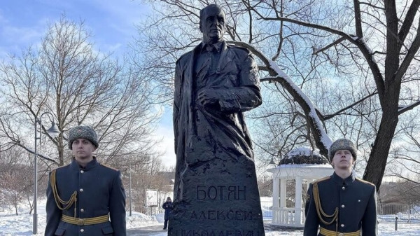Монумент Герою России Алексею Ботяну появился в Покровском парке Монумент Герою России Алексею Ботяну появился в Покровском парке