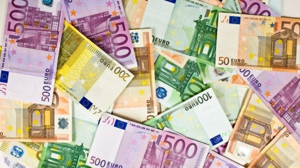 Внебиржевой курс евро поднялся выше 100 рублей впервые с сентября 2025 года Внебиржевой курс евро поднялся выше 100 рублей впервые с сентября 2025 года