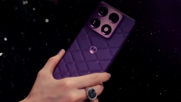 Motorola выпустила смартфон и наушники с кристаллами Swarovski Motorola выпустила смартфон и наушники с кристаллами Swarovski
