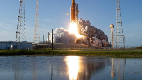 NASA разрешило вывести космический корабль Orion на траекторию к Луне NASA разрешило вывести космический корабль Orion на траекторию к Луне